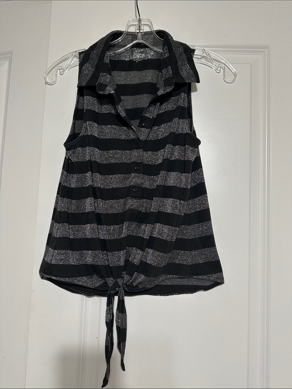 Sz XS LOFT sleeveless button-down blouse blends a classic structured silhouette